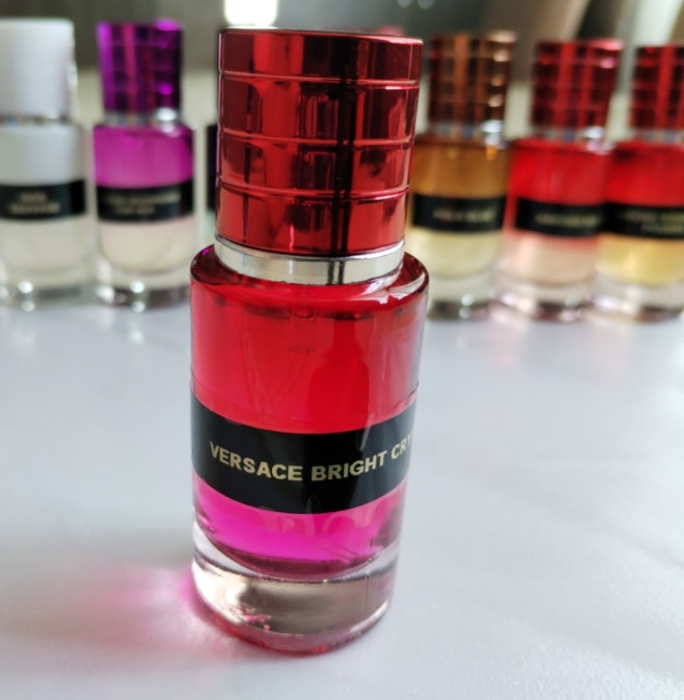 Qadın ətri. Sərin, yüngül, Çiçək notları. 20 ml