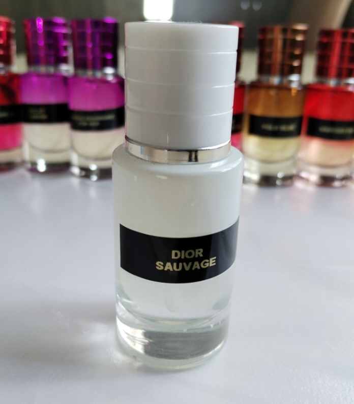 Kişi ətri. Sərin, ədviyyatlı, güclü təravət. 20 ml